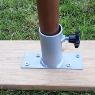 A parasol base bracket with adaptable width secured with a screw handle